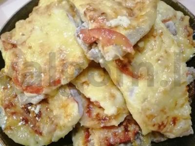 Mėsos kepsniai, kepti po sūriu pagrindine nuotrauka