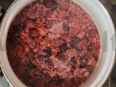 Kvapnus gervuogių ir aviečių kompotas Žingsnis 1