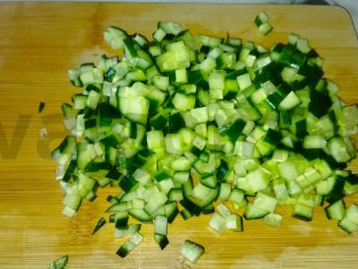 Pupelių ir krabų lazdelėmis salotas Žingsnis 1