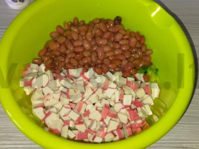 Pupelių ir krabų lazdelėmis salotas Žingsnis 2