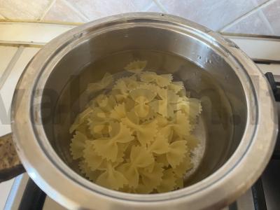 Sotūs pietūs skubiai iš kotletų ir makaronų pomidorų padaže Žingsnis 1