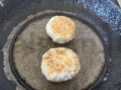 Sotūs pietūs skubiai iš kotletų ir makaronų pomidorų padaže Žingsnis 2