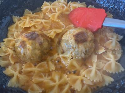 Sotūs pietūs skubiai iš kotletų ir makaronų pomidorų padaže Žingsnis 4