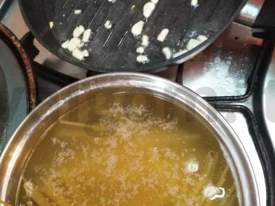 Spagečiai su sūriu, pomidorais ir česnaku Žingsnis 2