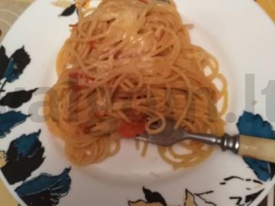 Spagečiai su sūriu, pomidorais ir česnaku pagrindine nuotrauka