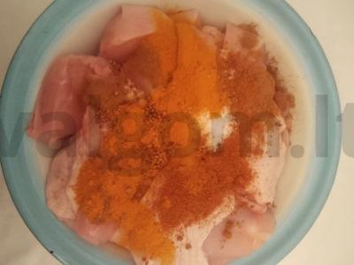 Biryani su vištiena, razinomis, migdolais ir kvapniais prieskoniais Žingsnis 1