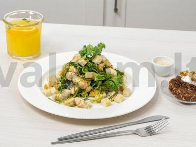 Salotos su kalakutienos filė ir chuka dumbliais pagrindine nuotrauka