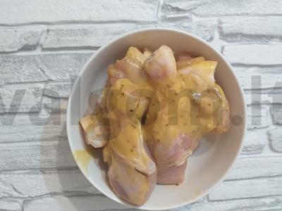 Sultingi vištienos blauzdos garstyčių marinate su bulvėmis Žingsnis 1