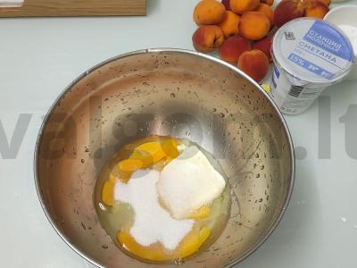 Abrikosų pyragas su grietine ir varške Žingsnis 1