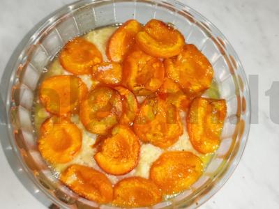 Abrikosų pyragas su grietine ir varške pagrindine nuotrauka