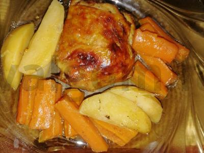 Vištiena, kepta su daržovėmis balzamiko padaže pagrindine nuotrauka