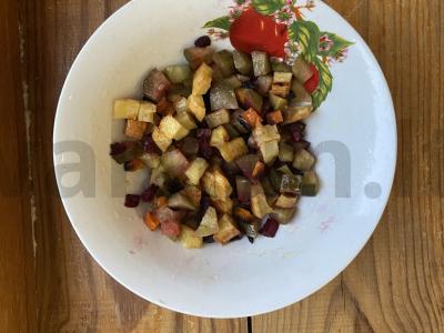 Sotūs keptų daržovių salotos pagrindine nuotrauka