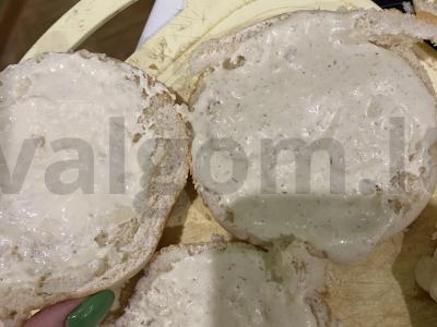 Vištienos kotletų burgeriai su marinuotais agurkais ir korėjietiška morkų salota Žingsnis 2