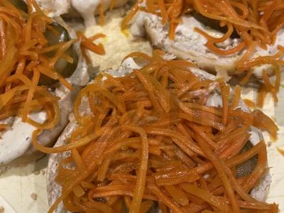 Vištienos kotletų burgeriai su marinuotais agurkais ir korėjietiška morkų salota Žingsnis 3