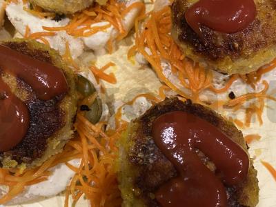 Vištienos kotletų burgeriai su marinuotais agurkais ir korėjietiška morkų salota Žingsnis 4