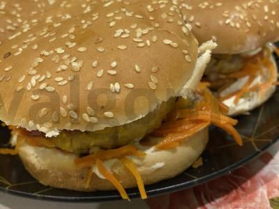 Vištienos kotletų burgeriai su marinuotais agurkais ir korėjietiška morkų salota pagrindine nuotrauka