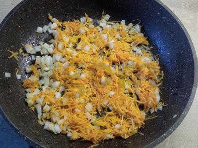 Ryžiai su morkomis, svogūnais ir prieskoniais Žingsnis 3