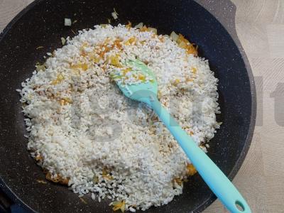 Ryžiai su morkomis, svogūnais ir prieskoniais Žingsnis 4