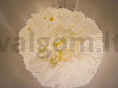 Pica su kumpiu, konservuotais pomidorais ir grybais Žingsnis 1