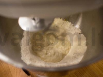 Pica su kumpiu, konservuotais pomidorais ir grybais Žingsnis 2