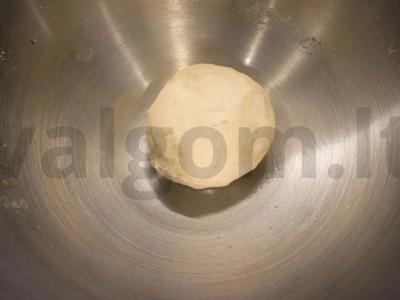 Pica su kumpiu, konservuotais pomidorais ir grybais Žingsnis 3