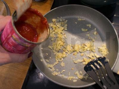 Pica su kumpiu, konservuotais pomidorais ir grybais Žingsnis 4