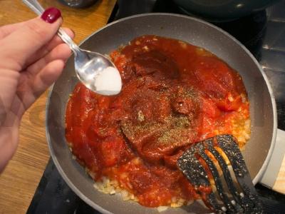 Pica su kumpiu, konservuotais pomidorais ir grybais Žingsnis 5