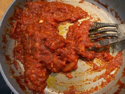 Pica su kumpiu, konservuotais pomidorais ir grybais Žingsnis 6