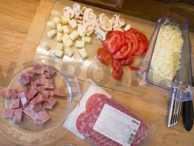 Pica su kumpiu, konservuotais pomidorais ir grybais Žingsnis 7