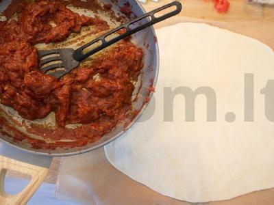 Pica su kumpiu, konservuotais pomidorais ir grybais Žingsnis 8