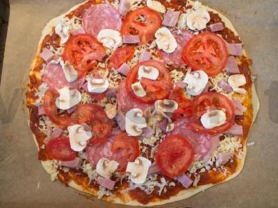 Pica su kumpiu, konservuotais pomidorais ir grybais Žingsnis 9