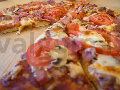 Pica su kumpiu, konservuotais pomidorais ir grybais Žingsnis 10