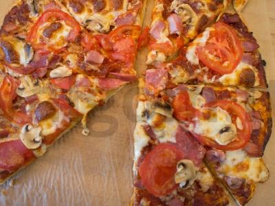 Pica su kumpiu, konservuotais pomidorais ir grybais pagrindine nuotrauka