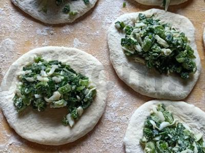 Kepti pyragėliai su svogūnais ir kiaušiniu Žingsnis 5