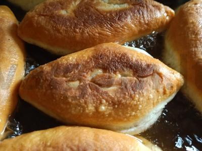 Kepti pyragėliai su svogūnais ir kiaušiniu pagrindine nuotrauka