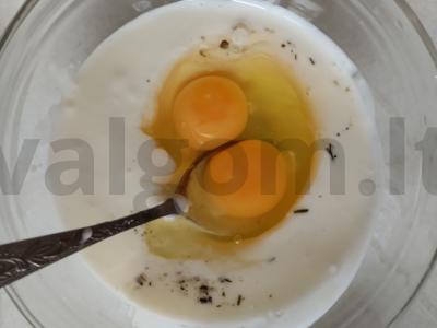 Sūrio paplotėlis su žolelėmis, agurku ir raudona žuvimi pusryčiams Žingsnis 1