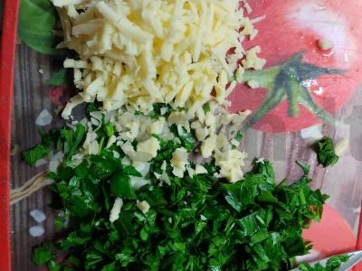 Sūrio paplotėlis su žolelėmis, agurku ir raudona žuvimi pusryčiams Žingsnis 2