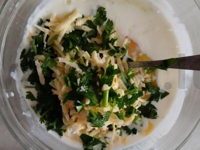 Sūrio paplotėlis su žolelėmis, agurku ir raudona žuvimi pusryčiams Žingsnis 3