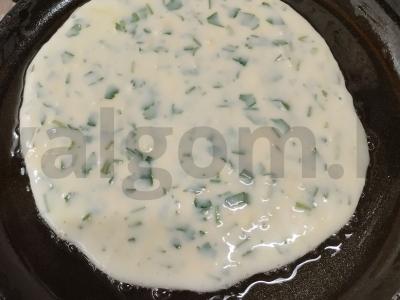 Sūrio paplotėlis su žolelėmis, agurku ir raudona žuvimi pusryčiams Žingsnis 4