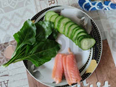 Sūrio paplotėlis su žolelėmis, agurku ir raudona žuvimi pusryčiams Žingsnis 5