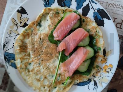 Sūrio paplotėlis su žolelėmis, agurku ir raudona žuvimi pusryčiams Žingsnis 6