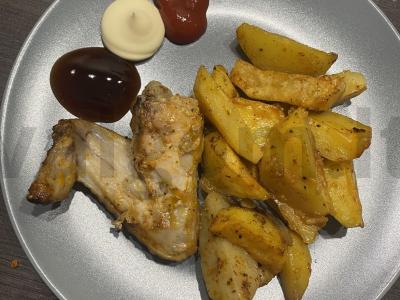 Vištienos sparneliai su kaimiškais bulvėmis pagrindine nuotrauka