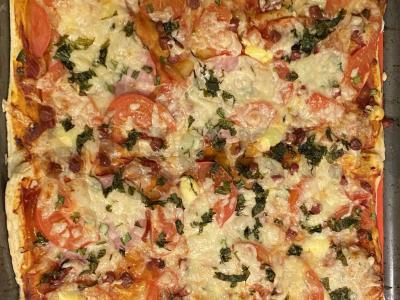 Namų pica su pomidorais, sūriu ir žolelėmis pagrindine nuotrauka