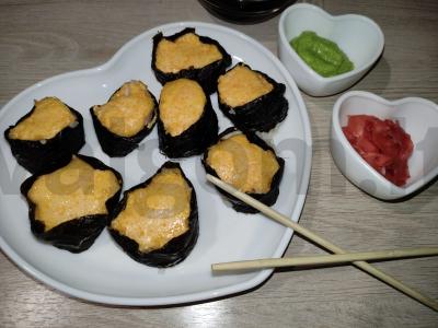 Kepti suši su vištiena pagrindine nuotrauka