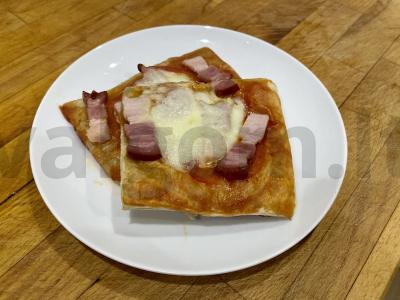 Mini pica iš sluoksniuoto tešlos su kiaulienos šonine pagrindine nuotrauka