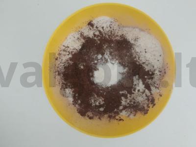 Skanus šokoladinis biskvitinis tortas su riešutais Žingsnis 1