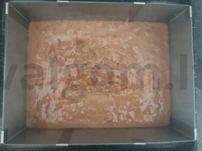 Skanus šokoladinis biskvitinis tortas su riešutais Žingsnis 2