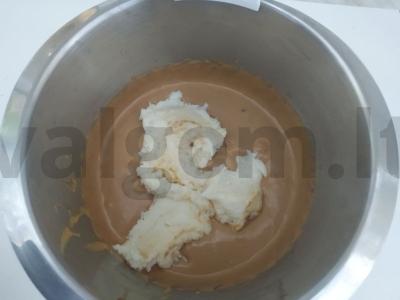 Skanus šokoladinis biskvitinis tortas su riešutais Žingsnis 5