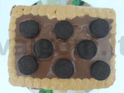 Skanus šokoladinis biskvitinis tortas su riešutais pagrindine nuotrauka