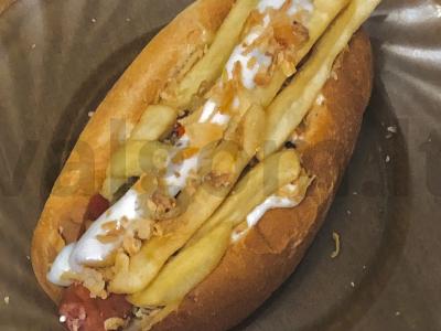 Aštrus dešrainis su marinuotais agurkėliais ir sūriu pagrindine nuotrauka